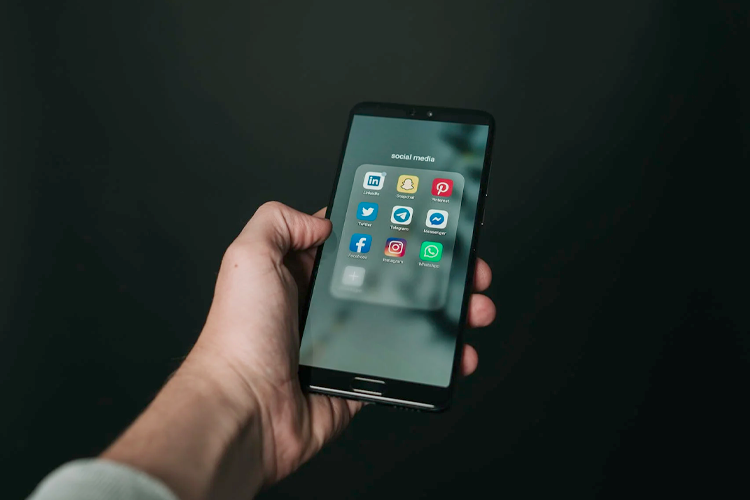 tela de telemóvel com redes sociais muitas vezes esquecidas pelas marcas